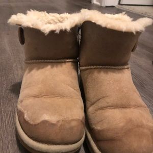 Short beige uggs